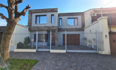 Casa en venta - 4 dormitorios 4 baños - Cochera - 230mts2 - Don Bosco, Quilmes