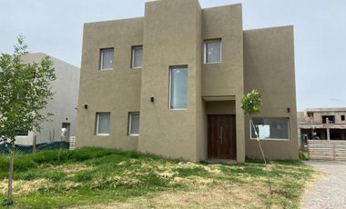 Ricordi Negocios Inmobiliarios, Casa en Santa Lucia, Pilar del este!