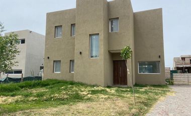 Ricordi Negocios Inmobiliarios, Casa en Santa Lucia, Pilar del este!