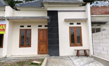 RUMAH CANTIK DALAM PERUMAHAN TEPI JALAN MAGELANG