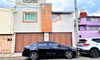 Céntrica, Amplia casa con Excelentes acabados para oficinas