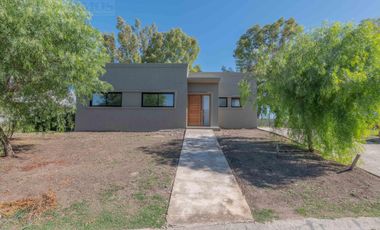 A estrenar, casa en dos plantas. Llave en mano! Barrio Privado Santa Elena, Pilar del Este