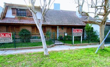 Muy buen chalet de 6 ambientes a sólo 300 mts de Acceso Oeste. TOMA 2 AMB EN LA ZONA!!!