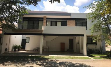 HERMOSA  RESIDENCIA EN FRACCIONAMIENTO PRIVADO