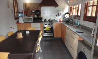 CASA DE 5 AMBIENTE CON PILETA