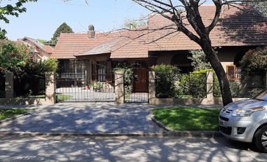 CASA DE 5 AMBIENTE CON PILETA