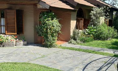 CASA DE 5 AMBIENTE CON PILETA
