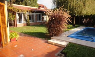 CASA DE 5 AMBIENTE CON PILETA