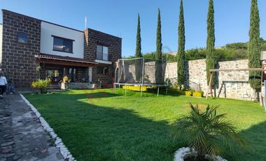 Hermosa Residencia Estilo Country en Venta con un Jardín Espectacular, estudio de grabación y alberca