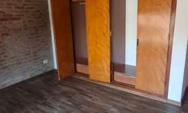 ALQUILER - CASA EN PRIMER PISO AL FRENTE | 2 DORMITORIOS | TERRAZA Y BALCON