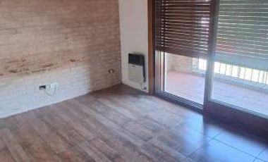 ALQUILER - CASA EN PRIMER PISO AL FRENTE | 2 DORMITORIOS | TERRAZA Y BALCON