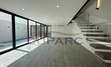 Casa  en Venta  de 4 recamaras con Piscina en Residencial del Lago