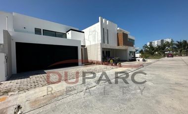 Casa  en Venta  de 4 recamaras con Piscina en Residencial del Lago