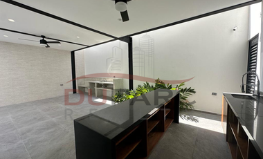Casa  en Venta  de 4 recamaras con Piscina en Residencial del Lago