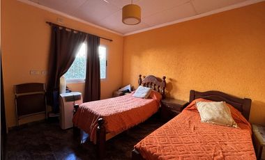 SE VENDE CASA 2 DORM, Bº TIERRAS DEL FUNDADOR - A PASOS PIEDRAS MORAS