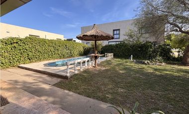 SE VENDE CASA 2 DORM, Bº TIERRAS DEL FUNDADOR - A PASOS PIEDRAS MORAS