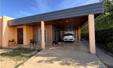 SE VENDE CASA 2 DORM, Bº TIERRAS DEL FUNDADOR - A PASOS PIEDRAS MORAS