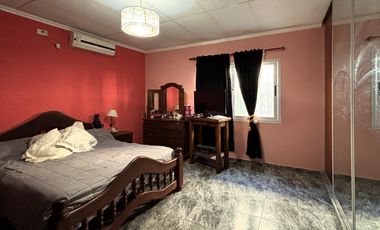 SE VENDE CASA 2 DORM, Bº TIERRAS DEL FUNDADOR - A PASOS PIEDRAS MORAS