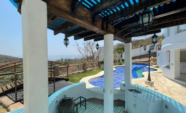 RENTA bonita CASA SANTORINI con Jardín, Alberca climatizada y bonitas vistas en Fracc Rancho San Diego en Ixtapan de la Sal EDOMEX