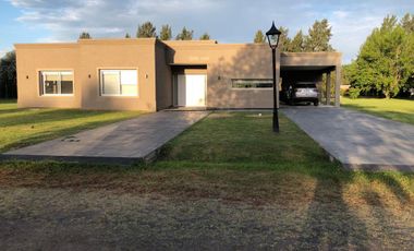 Moderna Casa 5 ambientes en Venta  - Haras Del Sol