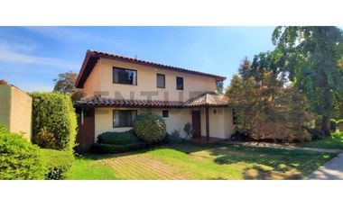 SE VENDE AMPLIA CASA EN CONDOMINIO