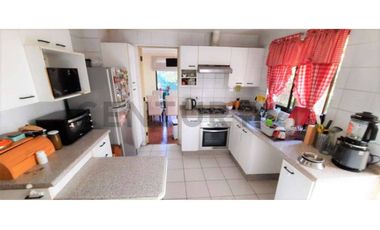 SE VENDE AMPLIA CASA EN CONDOMINIO