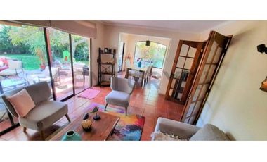 SE VENDE AMPLIA CASA EN CONDOMINIO