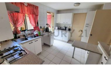 SE VENDE AMPLIA CASA EN CONDOMINIO