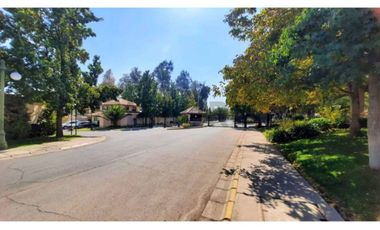 SE VENDE AMPLIA CASA EN CONDOMINIO