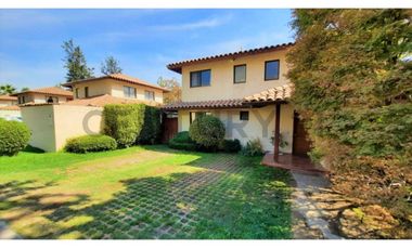 SE VENDE AMPLIA CASA EN CONDOMINIO