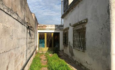 VENTA - Casa a reciclar en Haedo.