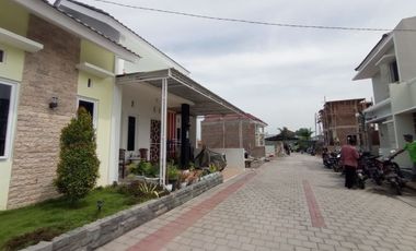 Rumah 2 Lantai Di Perumahan Gardenia Residence Jomboran!!!