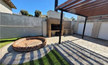 VENTA CASA 3 AMBIENTES CON PILETA Y QUINCHO EN MAR CHIQUITA