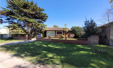 VENTA CASA 3 AMBIENTES CON PILETA Y QUINCHO EN MAR CHIQUITA