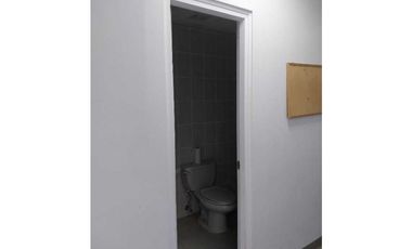 Se alquila local comercial en Plaza Cordoba