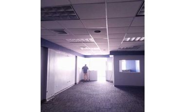 Se alquila local comercial en Plaza Cordoba