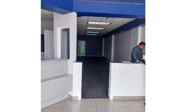 Se alquila local comercial en Plaza Cordoba