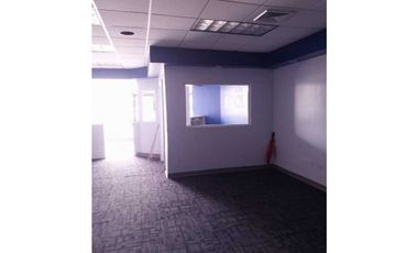 Se alquila local comercial en Plaza Cordoba