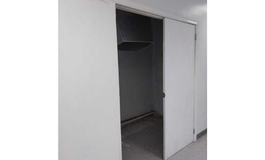 Se alquila local comercial en Plaza Cordoba