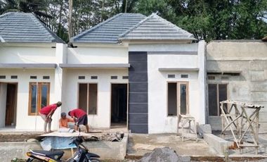 DIJUAL RUMAH CANTIK TEPI JALAN UTAMA DI MAGELANG