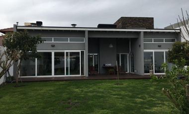 Casa 4 ambientes con gran parque y pileta. Parque Luro.