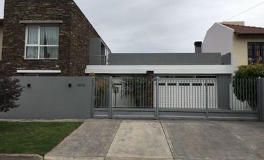 Casa 4 ambientes con gran parque y pileta. Parque Luro.