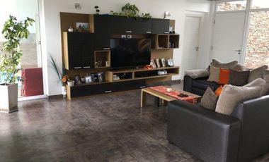 Casa 4 ambientes con gran parque y pileta. Parque Luro.