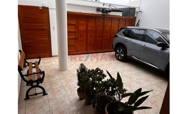 Se Alquila Casa  De 3 Pisos Con Excelentes Acabados En Urbanización El Golf A 14,000 Soles