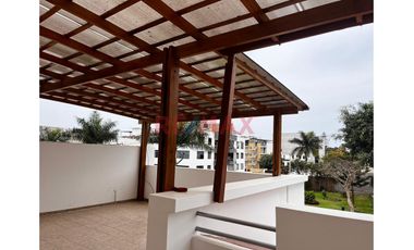 Se Alquila Casa  De 3 Pisos Con Excelentes Acabados En Urbanización El Golf A 14,000 Soles