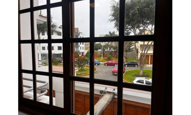 Se Alquila Casa  De 3 Pisos Con Excelentes Acabados En Urbanización El Golf A 14,000 Soles