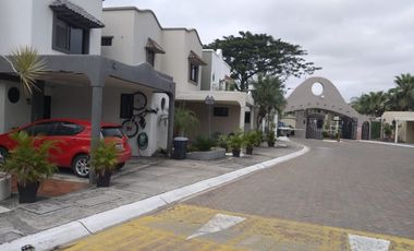 VENTA de casa en Urbanización El Alamo Km 2.5 Samborondón