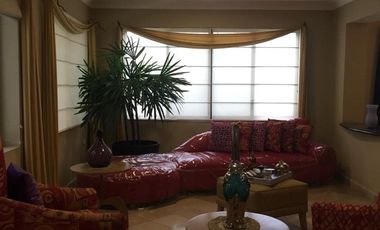 Grande casa en venta - Las Pirámides (J Luna)
