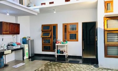 DI JUAL CEPAT RUAMH 2 LANTAI MASIH TERAWAT LOAKSI DI JL PUTRI INDAH SUDIRMAN