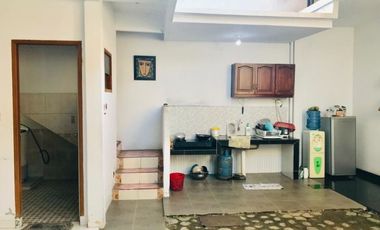 DI JUAL CEPAT RUAMH 2 LANTAI MASIH TERAWAT LOAKSI DI JL PUTRI INDAH SUDIRMAN